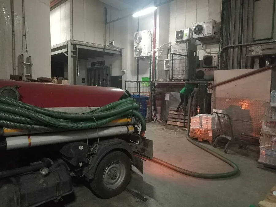 Zeytinburnu'nda bir apartmanın foseptiğini boşaltan vidanjör aracının fotoğrafı