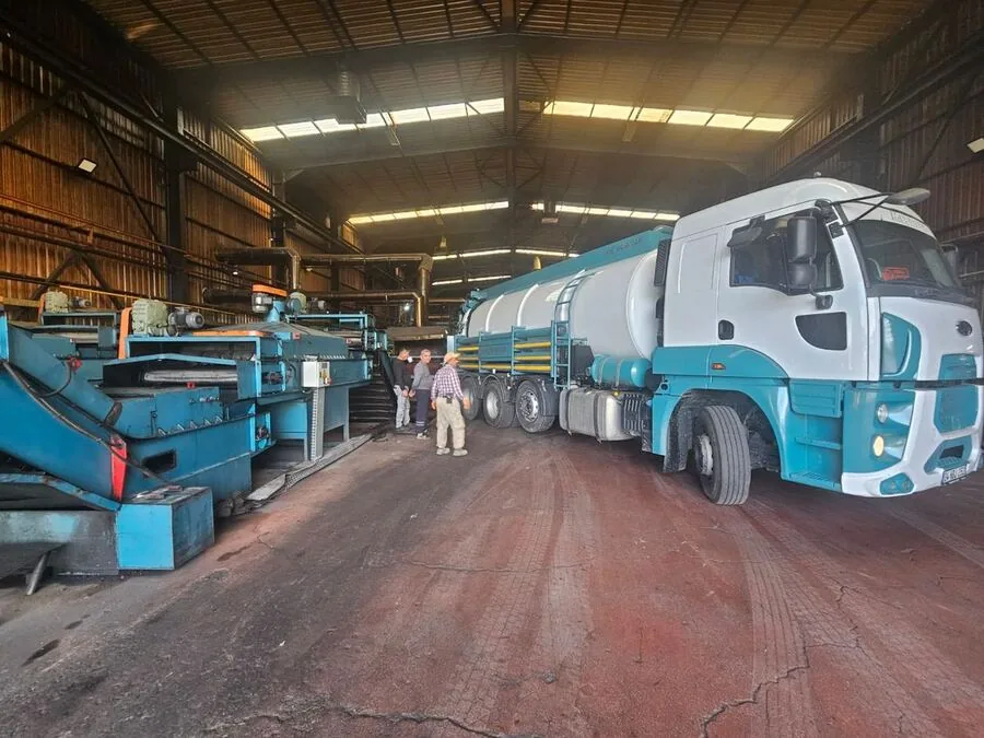 Zeytinburnu'nda bir bina bodrumundaki yağmur suyunu tahliye eden vidanjör aracının fotoğrafı
